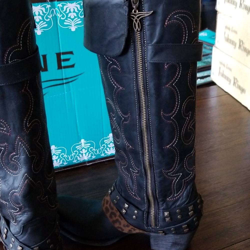 Boots - Picture 6 of 8